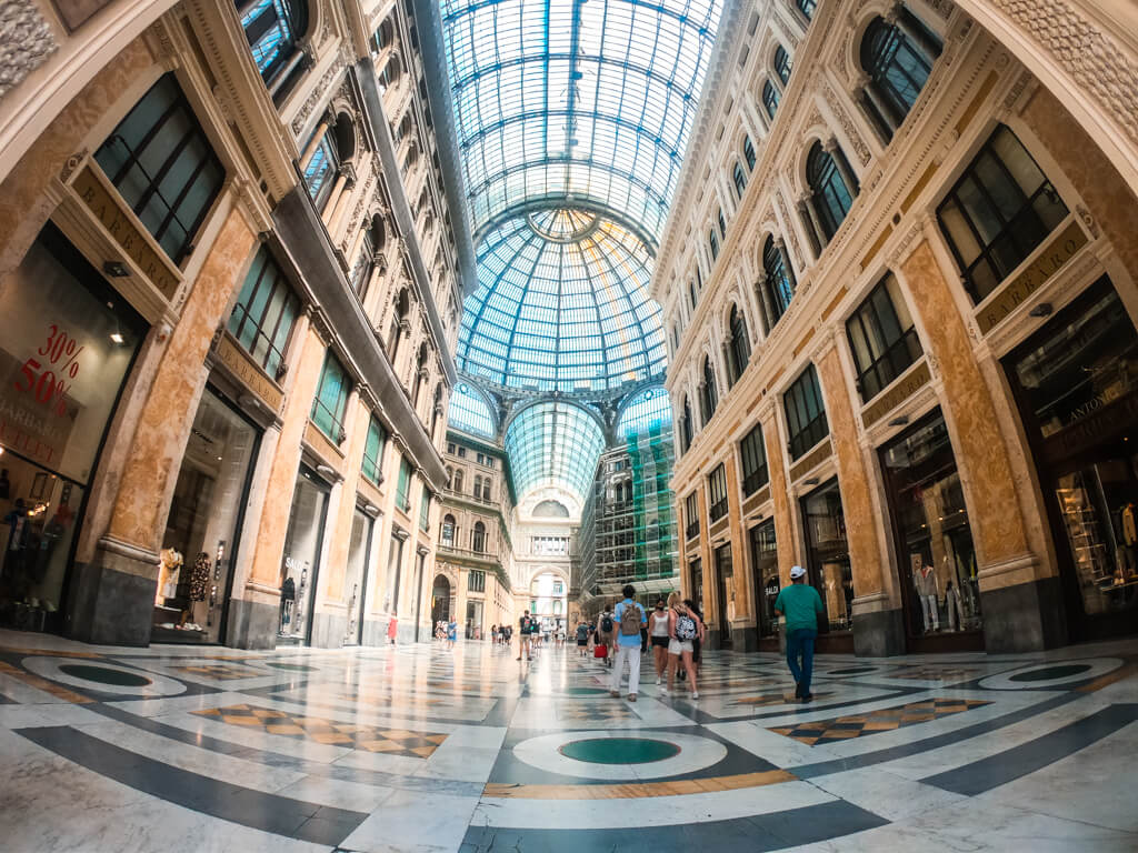 visiter-naples-galleria-umberto-1